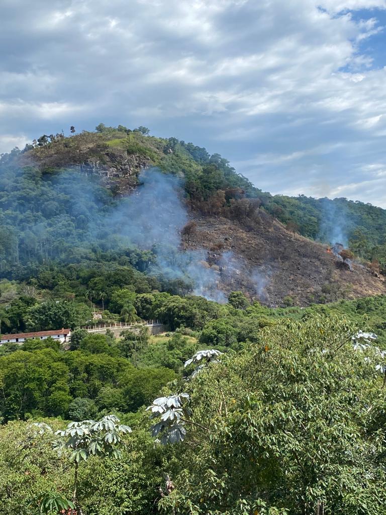 Incêndio florestal no Morro do Saci em Atibaia - SIMBiOSE